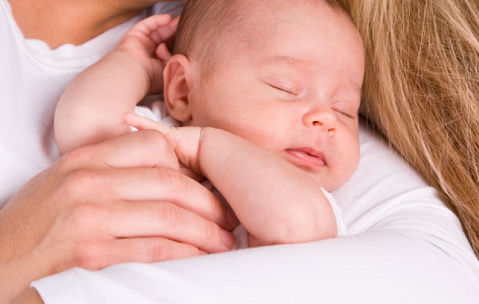 Bế trẻ sơ sinh sao cho đúng và an toàn nhất?